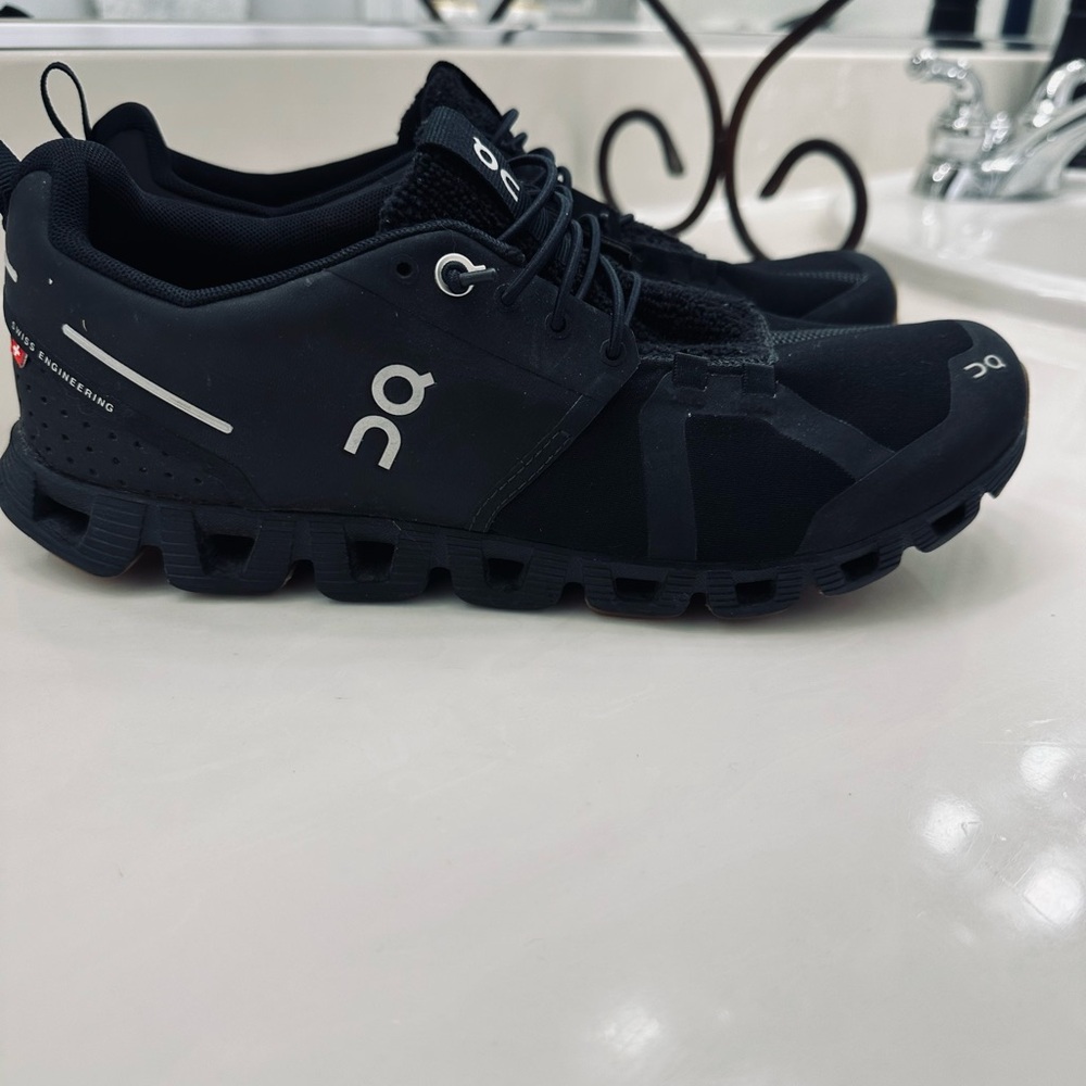 On ☁️ cloud Black running shoes